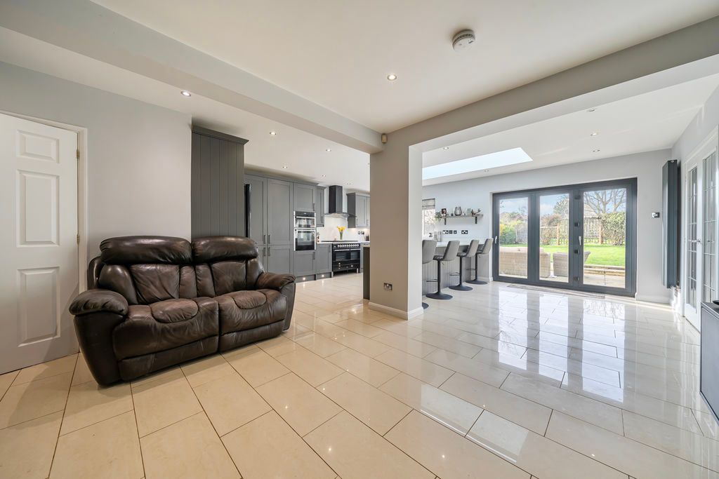 Property photo 2 of 24 Kitchen/Breakfast/Family Room