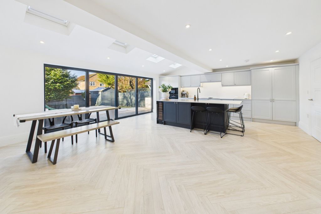 Property photo 2 of 27