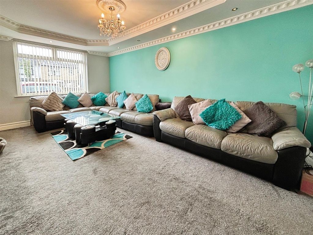 Property photo 3 of 22 Lounge