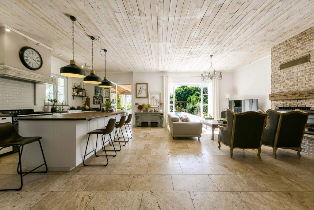 Property photo 2 of 23