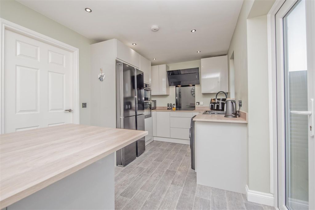 Property photo 3 of 29 Fitted Breakfast / Dining Room: