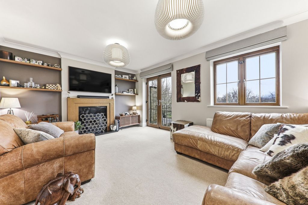 Property photo 2 of 28