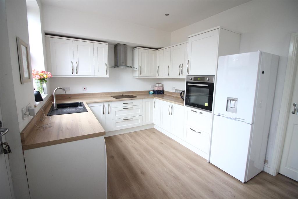 Property photo 3 of 18 Fitted Kitchen