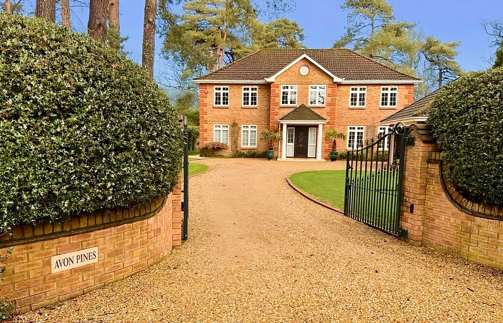 Property photo 1 of 30 4 Bedroom Detached Family Home