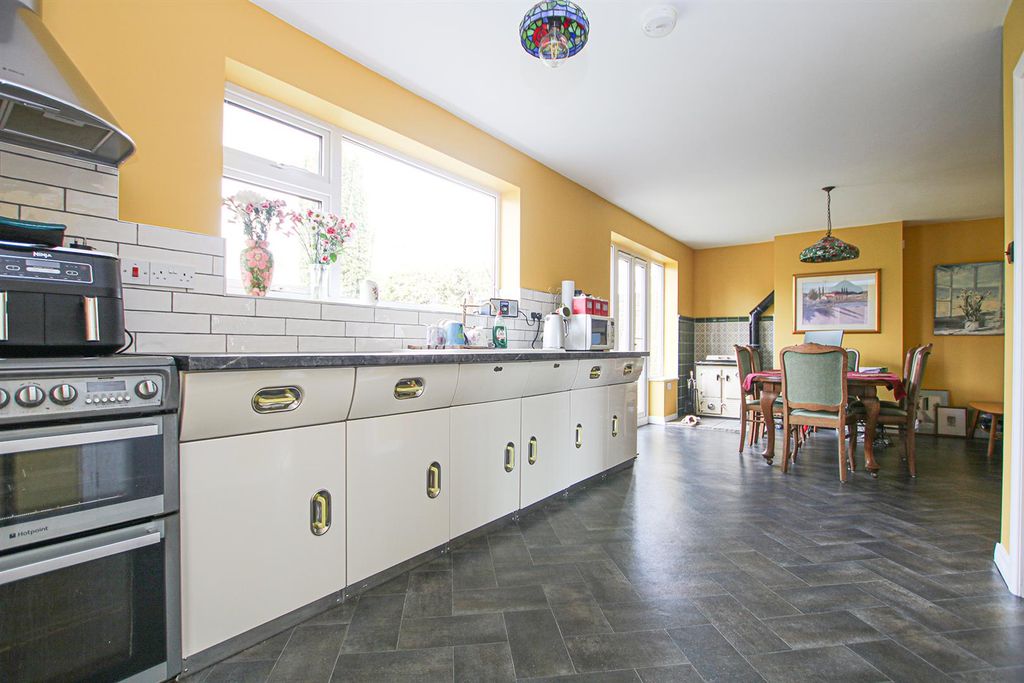 Property photo 2 of 17 Img_4526 Kit.Jpg