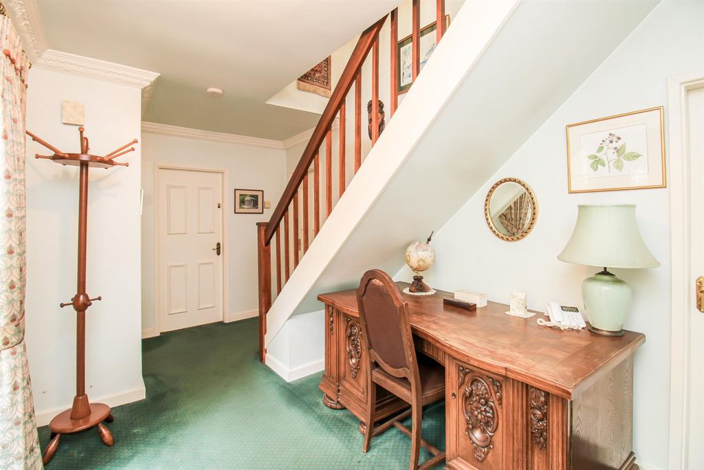 Property photo 3 of 26 Entrance Hall