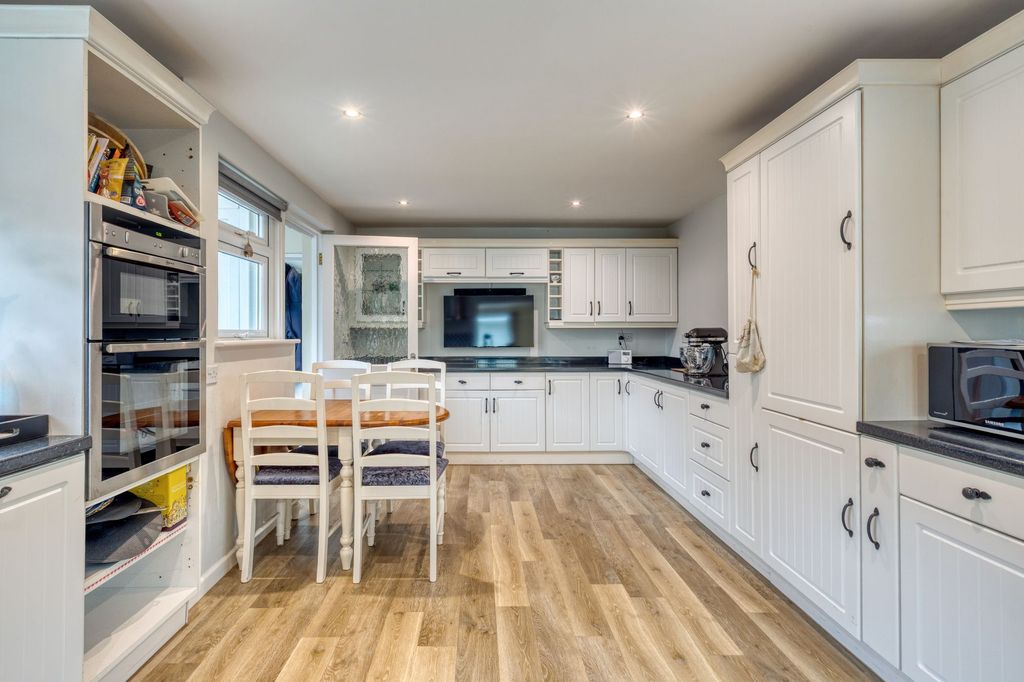 Property photo 3 of 29