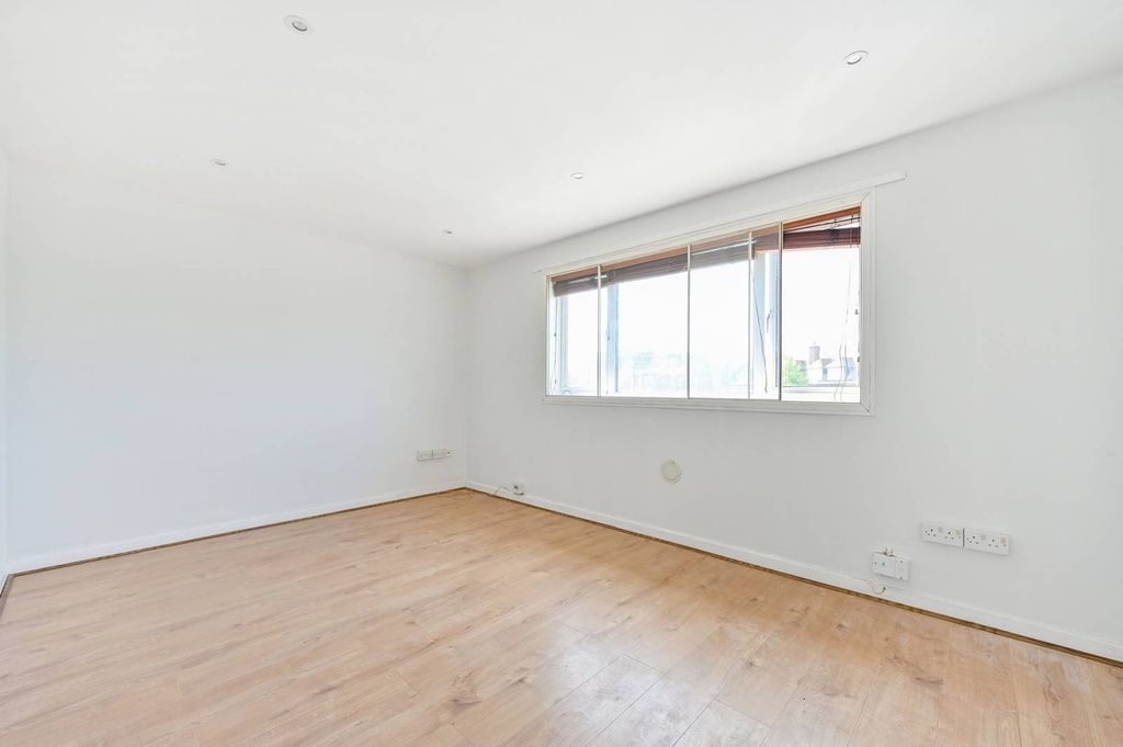 Property photo 3 of 6
