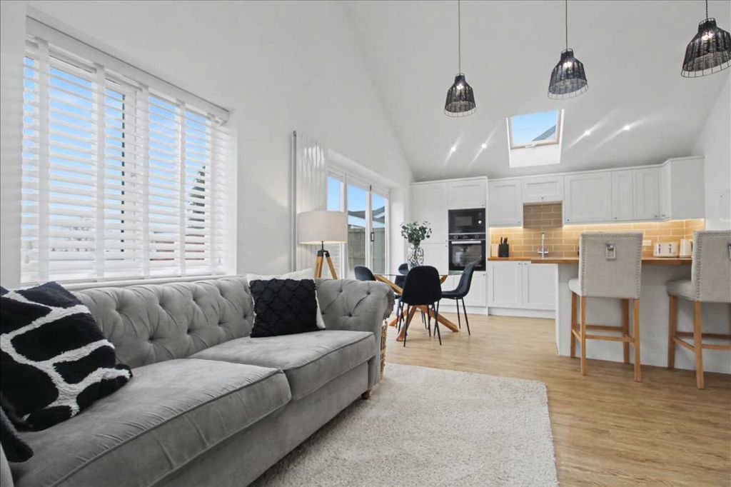 Property photo 3 of 18 Lounge