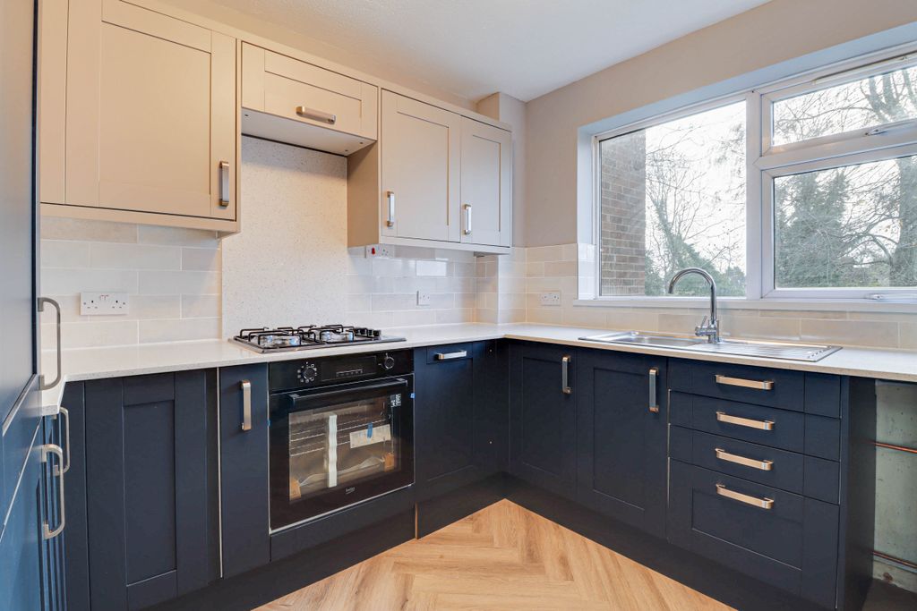 Property photo 3 of 11 Kitchen