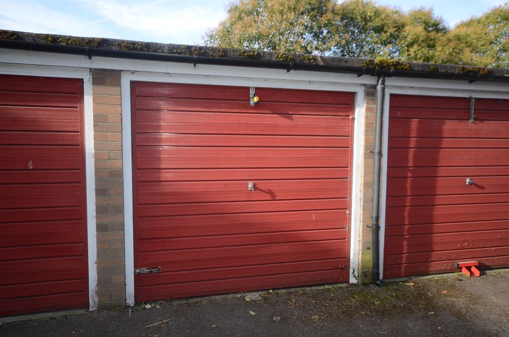Property photo 2 of 5 Garage 2