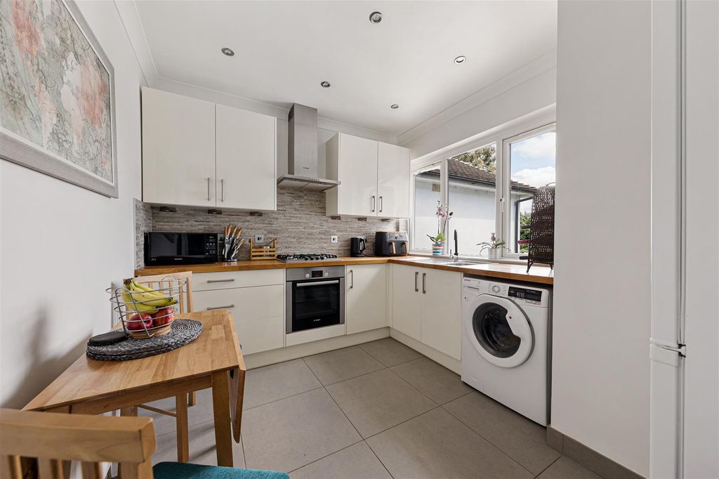 Property photo 3 of 32 Cambridge Road E11