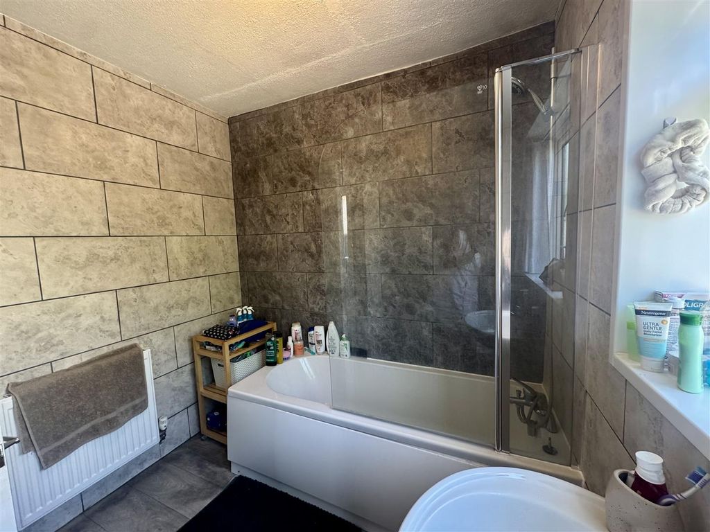 Property photo 2 of 18 Bathroom