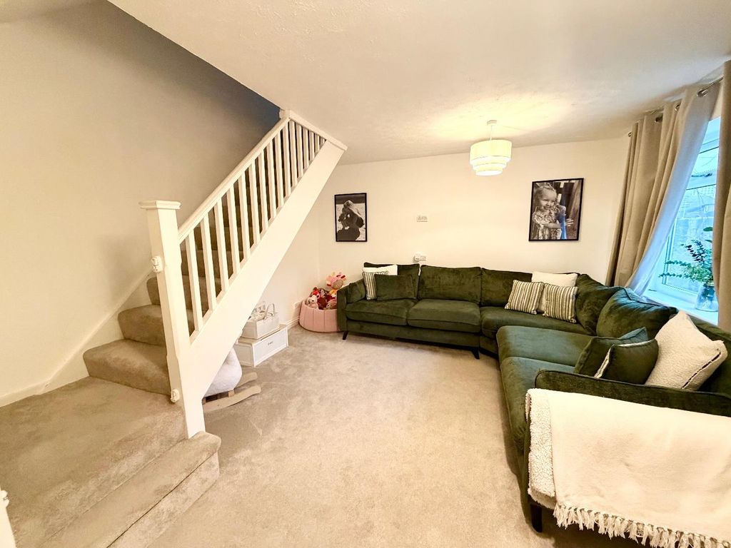 Property photo 3 of 11 Lounge