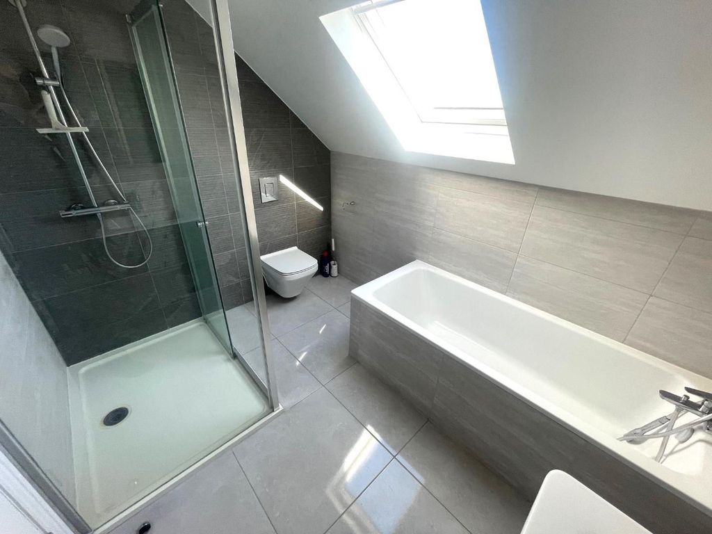 Property photo 3 of 8 Bathroom.Jpg