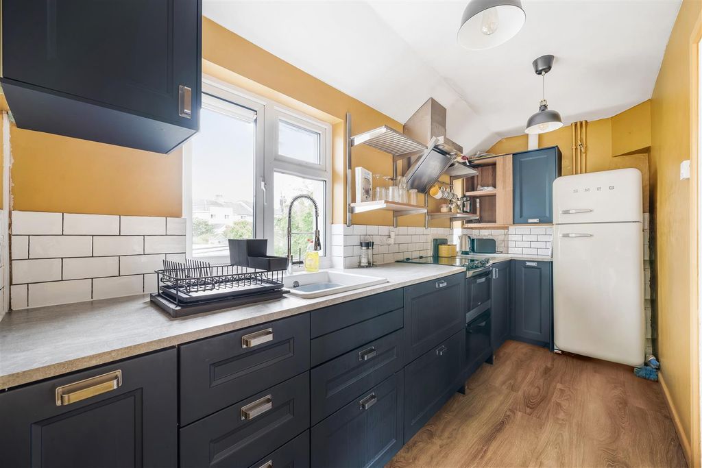 Property photo 3 of 17 Kitchen