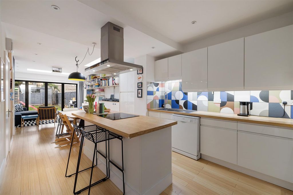 Property photo 2 of 41 Henniker Road, E15