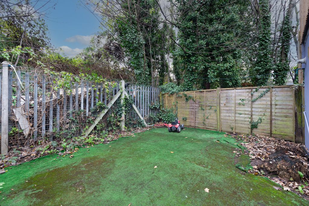 Property photo 3 of 22 41 Oak Grove, Cricklewood, London, Nw2 3Ls