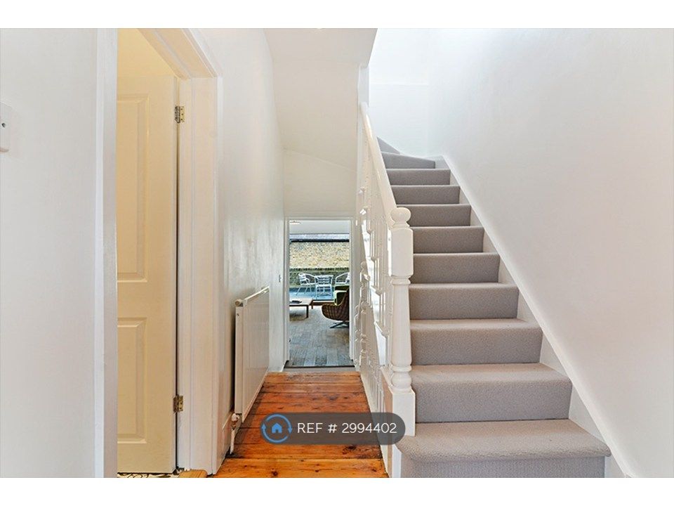 Property photo 3 of 7 Hallway