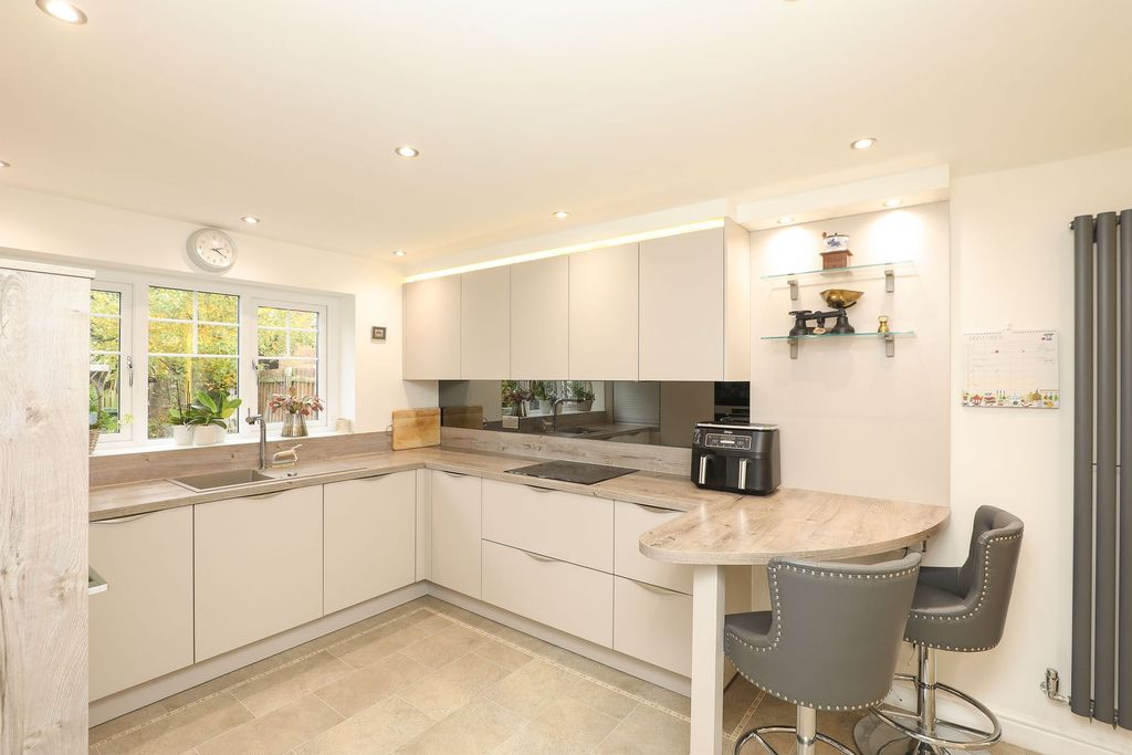 Property photo 2 of 34