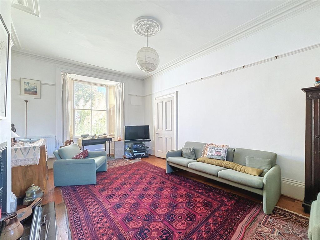 Property photo 3 of 16 Lounge
