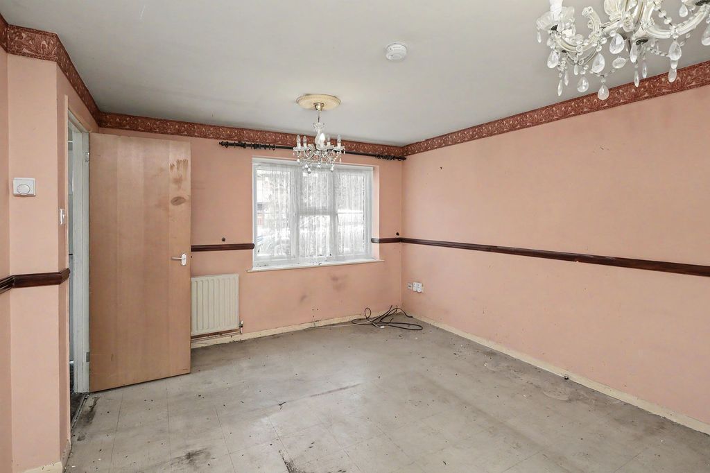 Property photo 3 of 21 33 Wallers Close, Dagenham, London Rm9 6Yf
