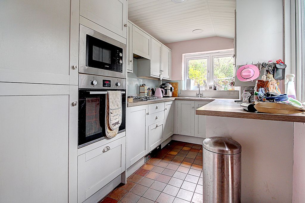 Property photo 2 of 10 Kitchen