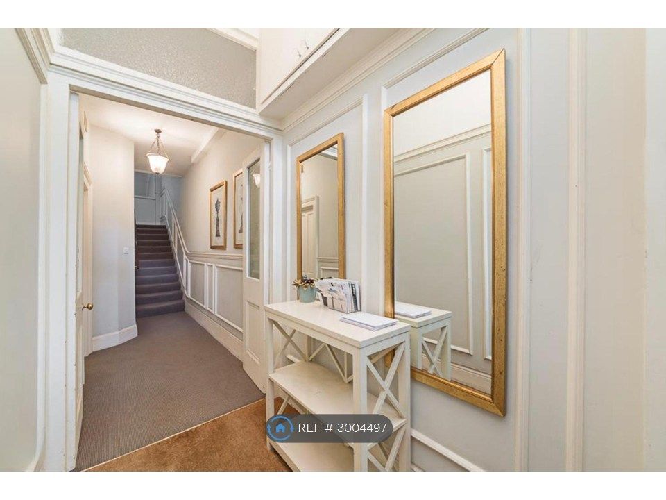 Property photo 2 of 12 Communal Entrance