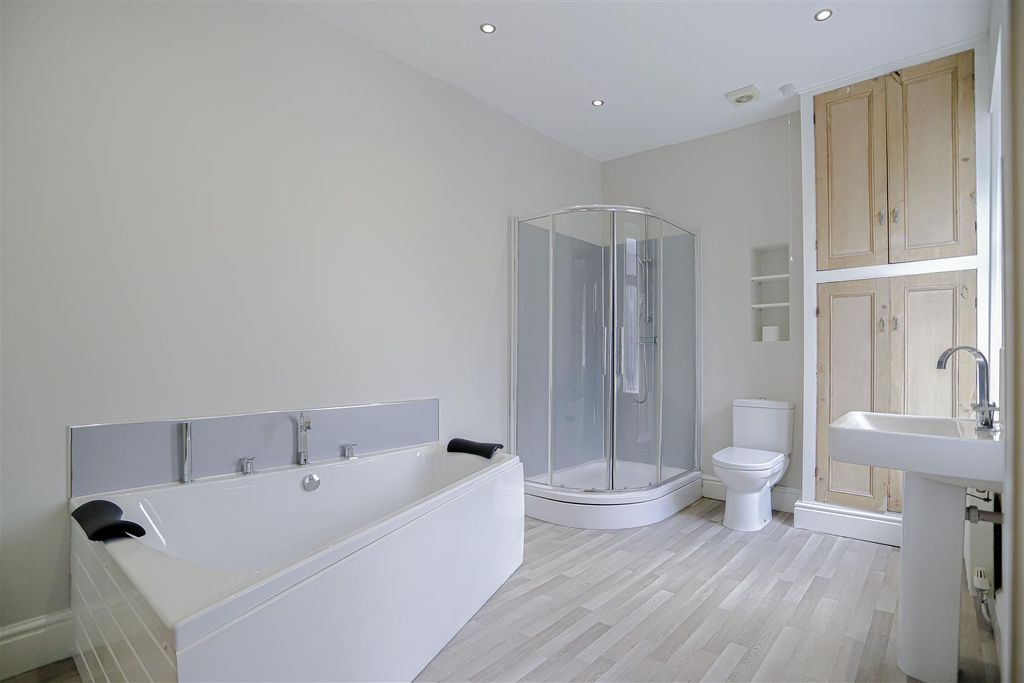 Property photo 3 of 15 61 Bathroom.Jpg