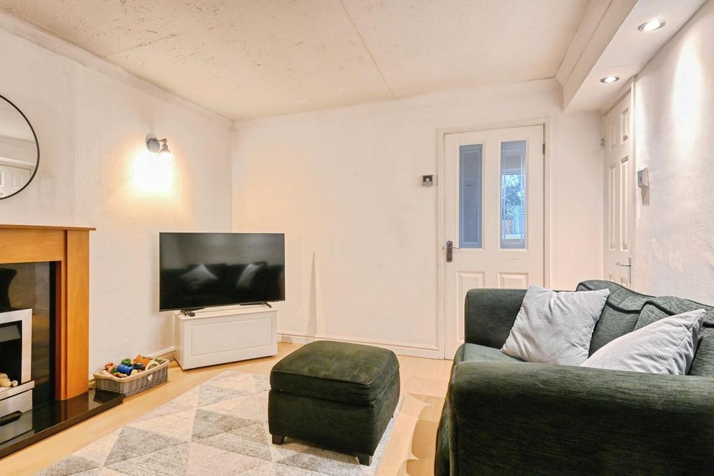 Property photo 2 of 17 7Red1.Jpg