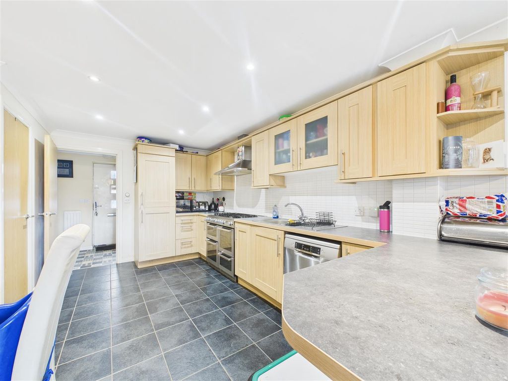 Property photo 3 of 11 Cam03303G0-Pr0266-Still006.Jpg