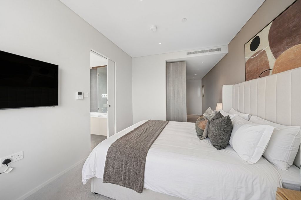 Property photo 3 of 9 Principal Bedroom
