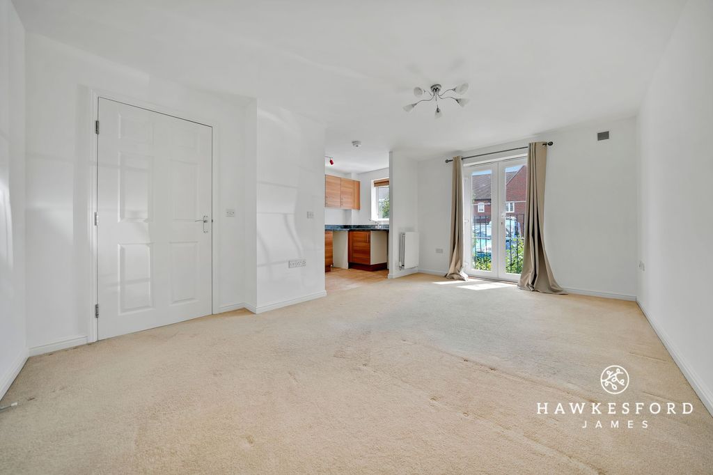 Property photo 3 of 11 Abelyn Avenue, Sittingbourne - Lounge