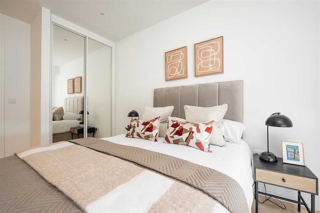 Property photo 2 of 8 Show Flat 2_Hr-006.Jpg
