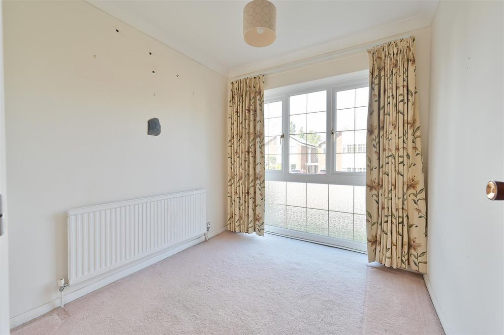 Property photo 3 of 12 26 Aldwickbury Cres-1.Jpg