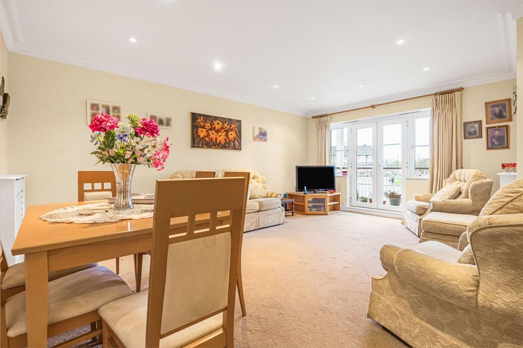 Property photo 3 of 16 Lounge / Diner (Pic 2)