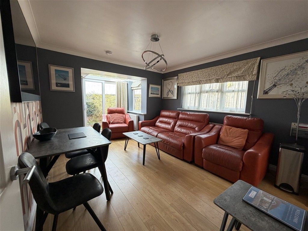 Property photo 3 of 11 Lounge