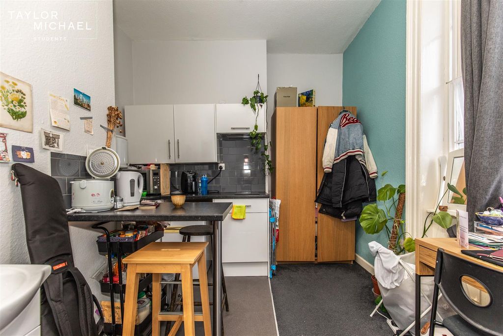 Property photo 1 of 7 Kitchen