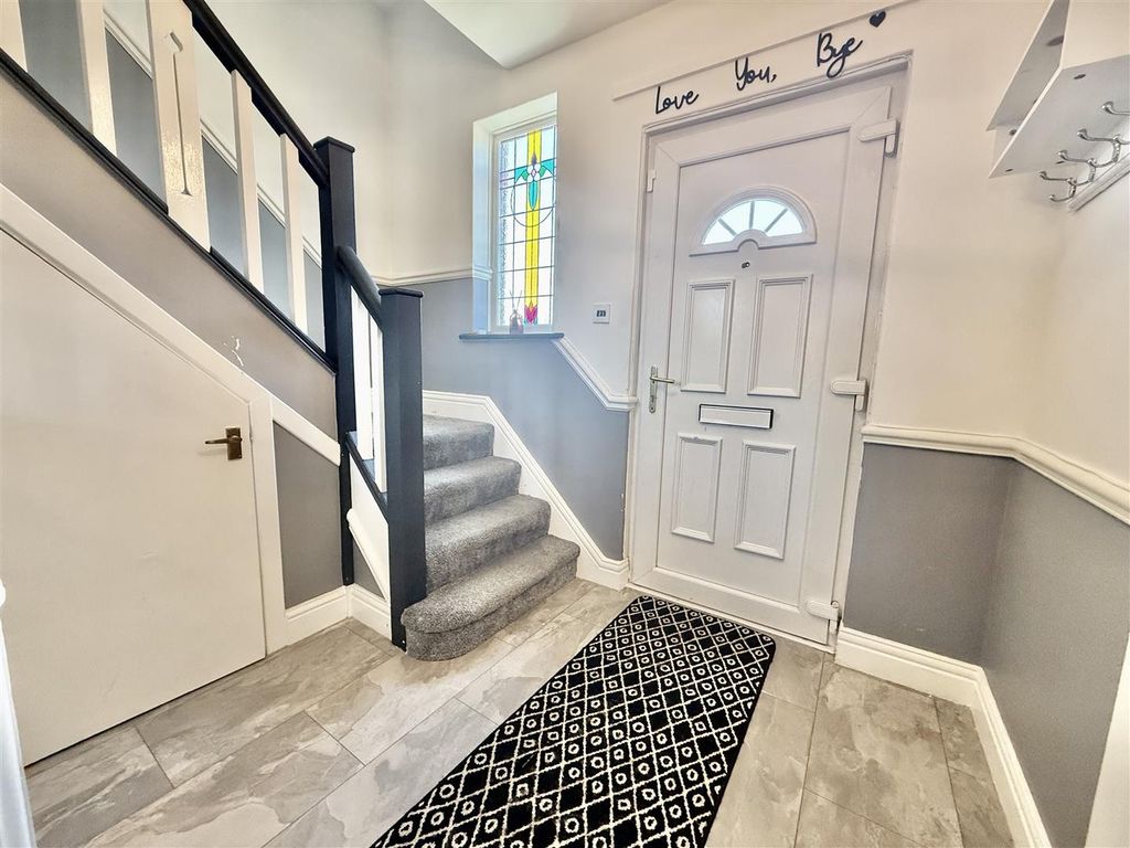Property photo 3 of 11 Entrance Hall