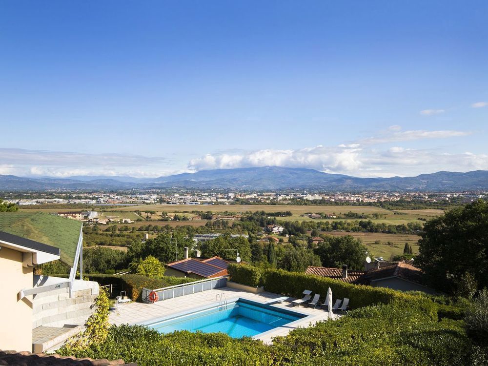 Property photo 2 of 38