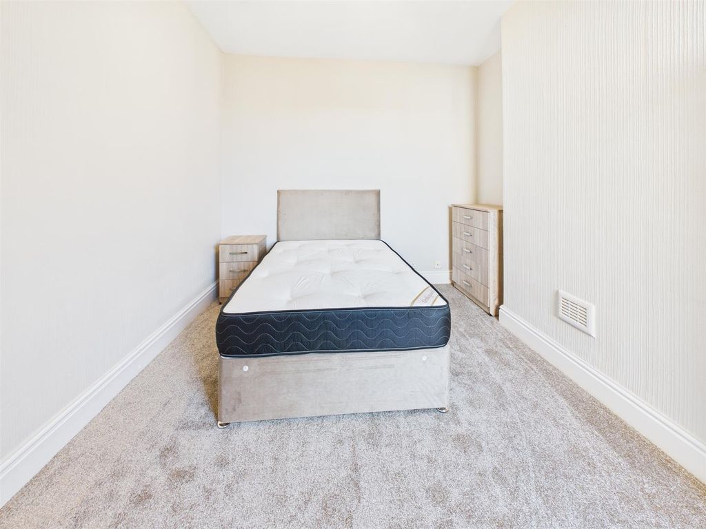 Property photo 2 of 9 Room 4