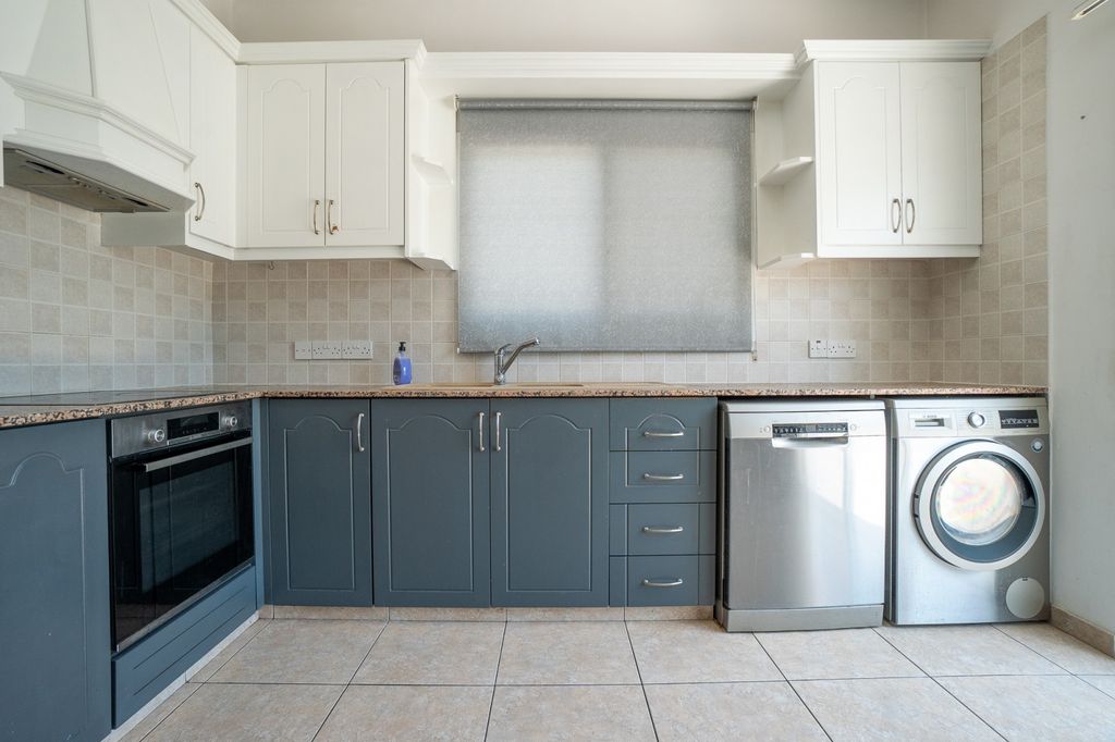 Property photo 3 of 33