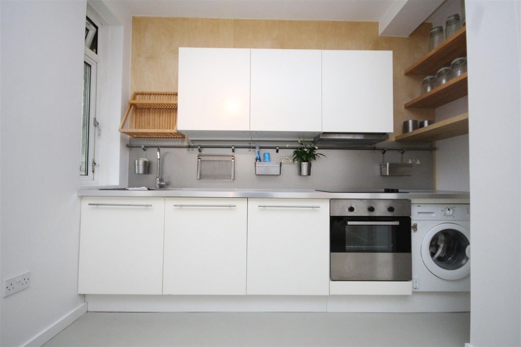 Property photo 3 of 12 Kitchen