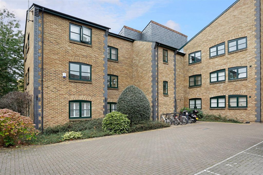 Property photo 1 of 14 Hertford Lock House