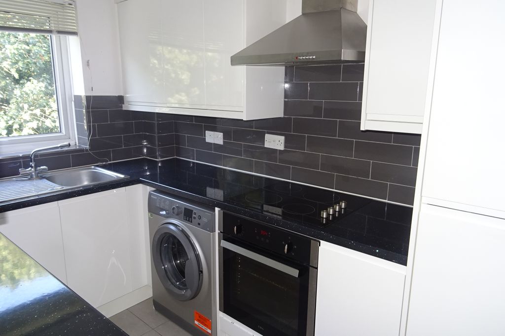 Property photo 3 of 11 Kitchen: