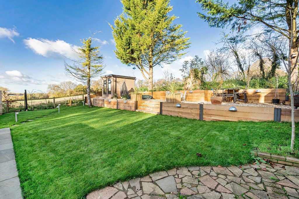 Property photo 2 of 29 Picture No. 16