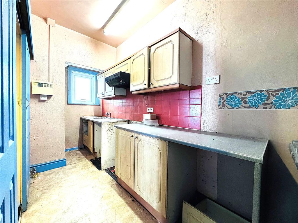 Property photo 3 of 8 Kitchen