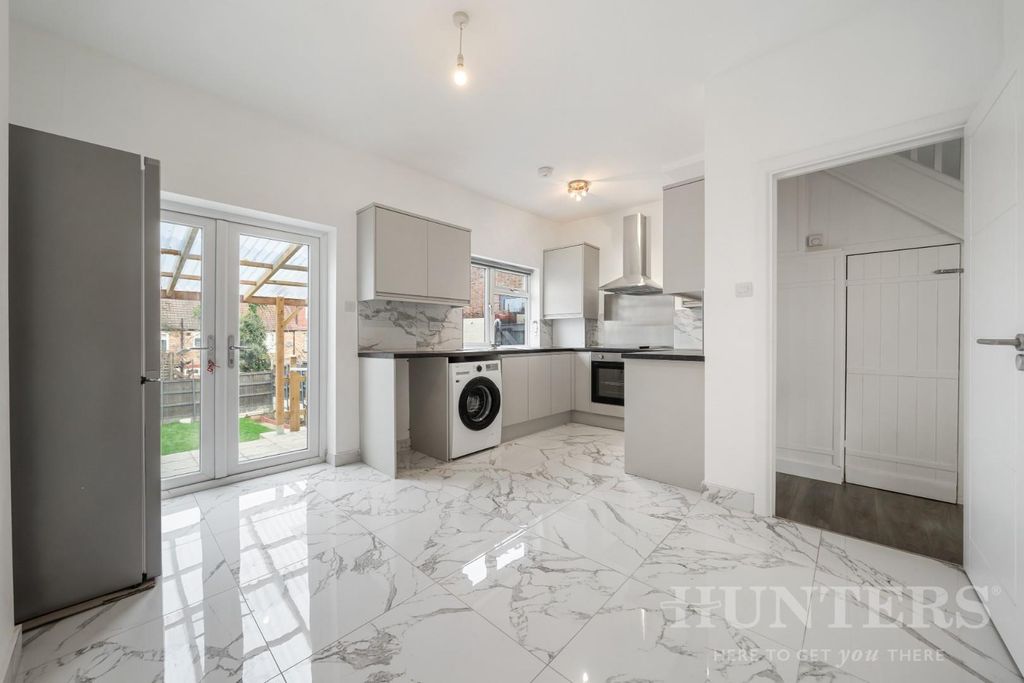 Property photo 2 of 12 Flat 37, Higham Road N17 6Nq-9.Jpg