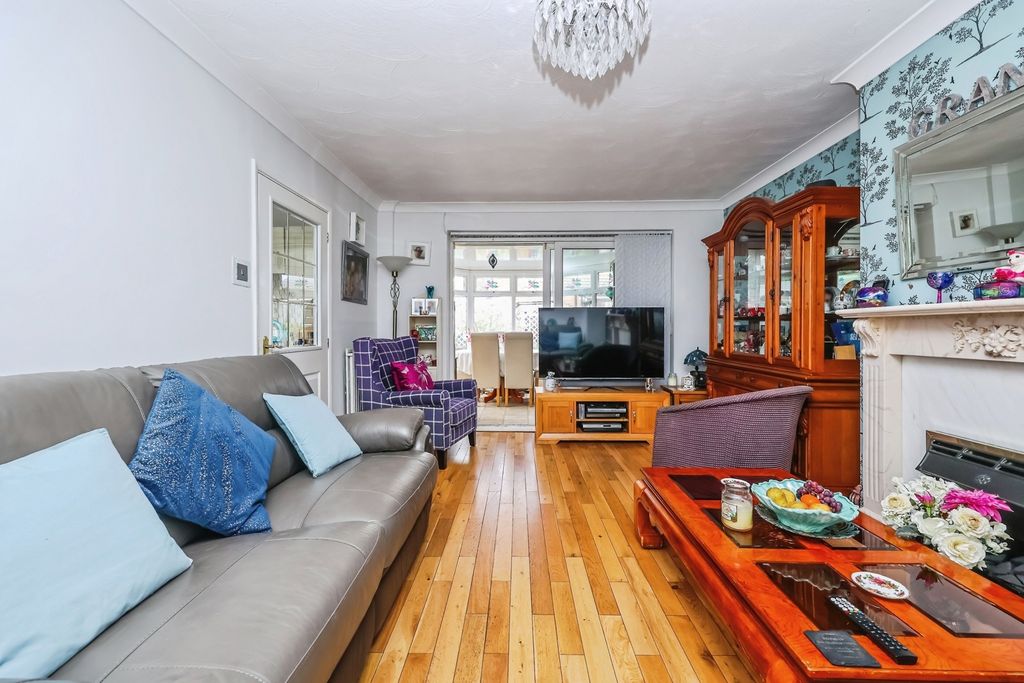 Property photo 2 of 14 Lounge