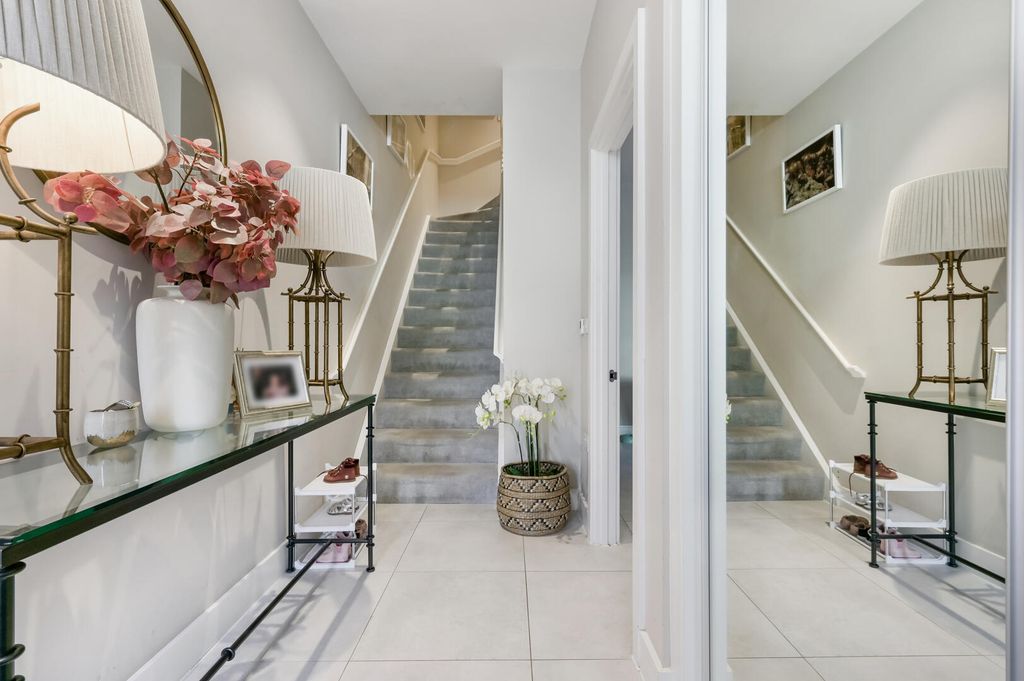 Property photo 2 of 12 Hallway